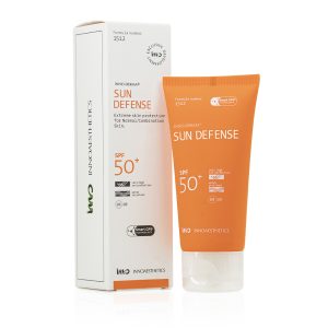 SUN DEFENSE SPF 50+ Širokospektrálny opaľovací krém, ktorý kombinuje minerálne a chemické filtre pre UVB a UVA ochranu. Má tiež hydratačné a antioxidačné vlastnosti.